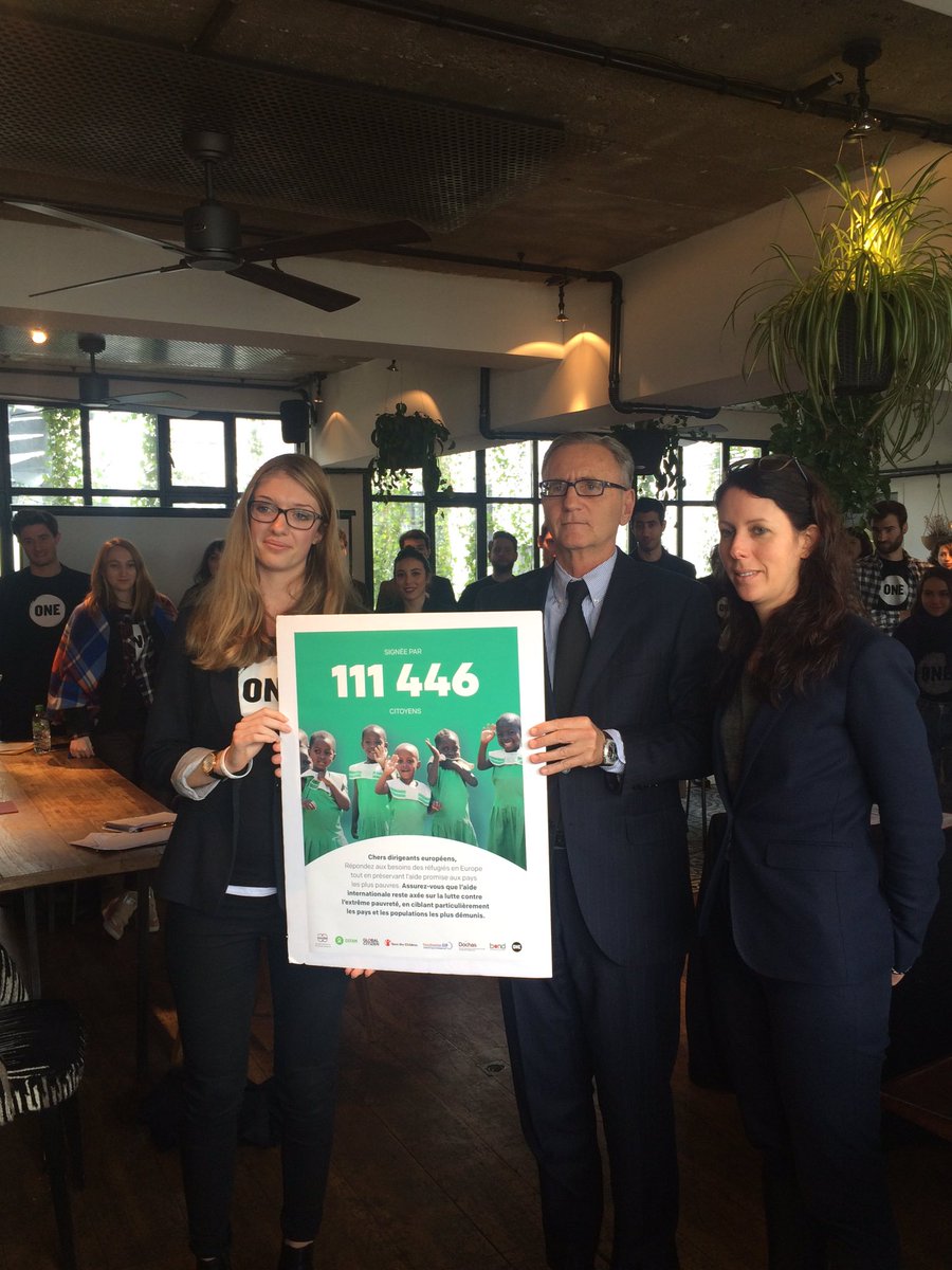 ONE_Fr's tweet image. .@VALLINIAndre reçoit la pétition appelant les dirigeants européens à protéger les plus pauvres #ProtectThePoorest