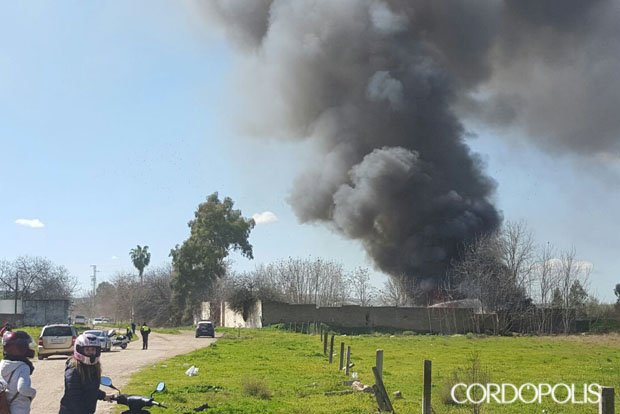 cordopolis_es's tweet photo. ÚLTIMA HORA | Incendio en un asentamiento por la explosión de una bombona https://t.co/J8D96UdQ6Z https://t.co/7jOSYbowbJ
