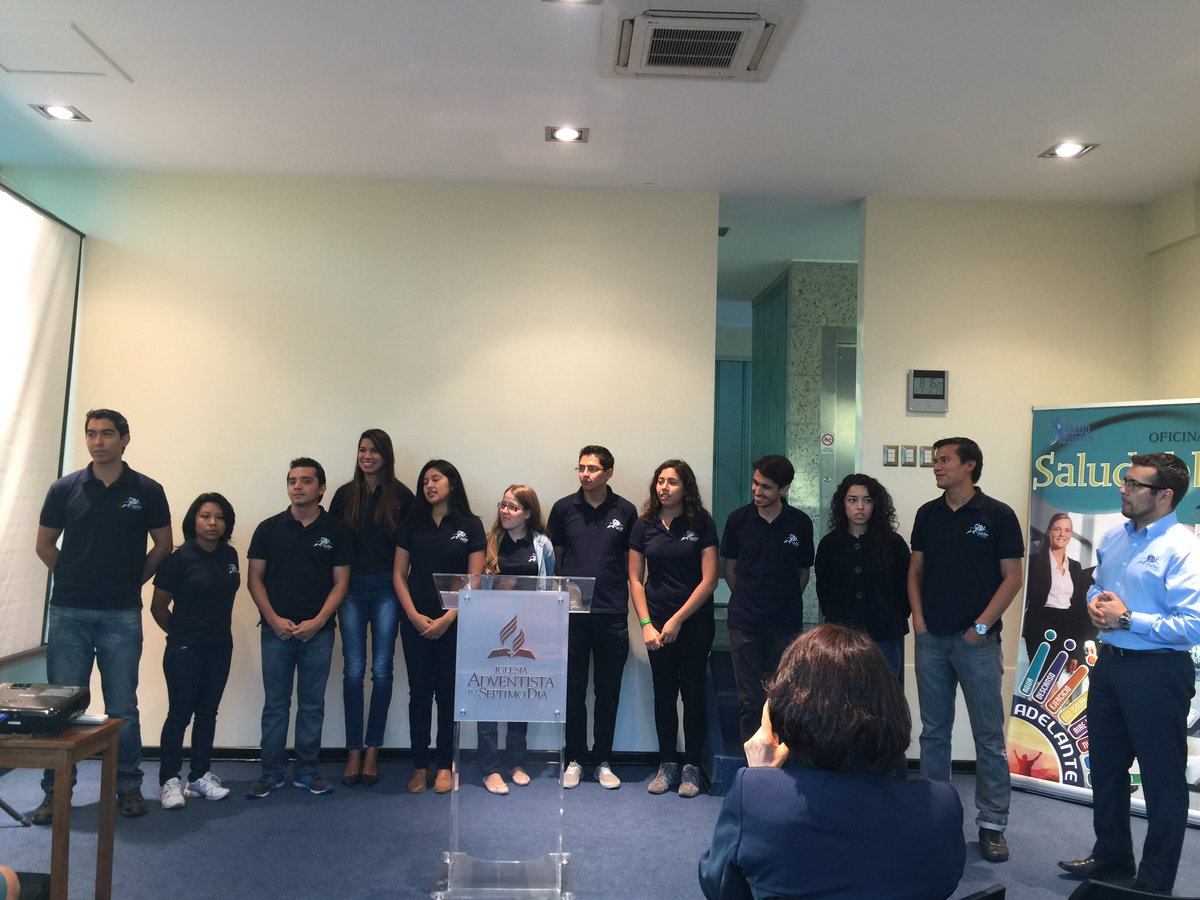 Jóvenes #OYiM dirigiendo el culto en las oficinas de la Unión Chilena