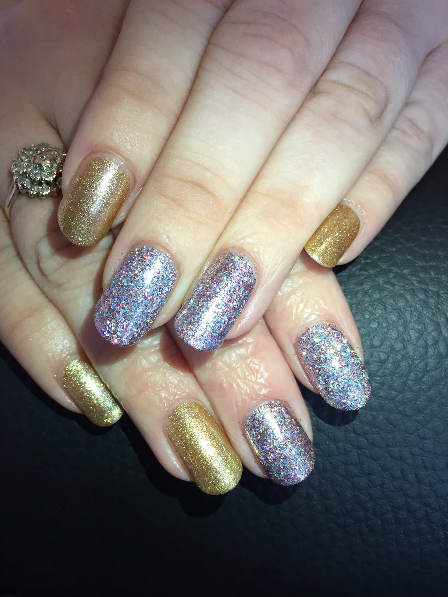 LauraJaneMitch's tweet photo. @ScratchMagazine #showscratch #springglitter #lecente #goddess #goldnails #glitternails #springnails #moderntwist ✨ https://t.co/i3GldJmXE7
