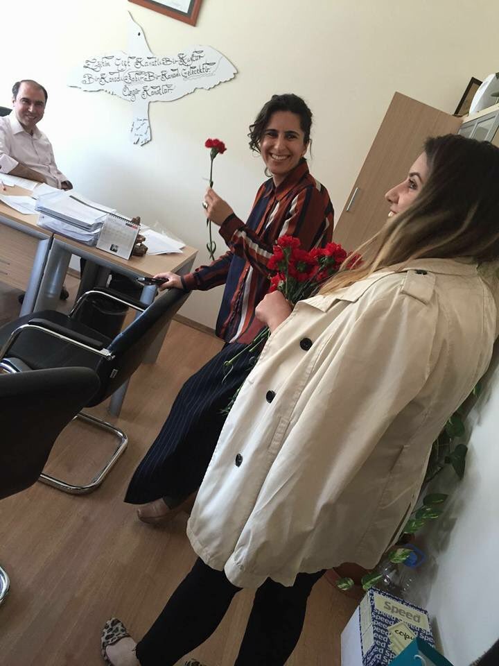 8 Mart Dünya Kadınlar günü münasebetiyle kadın hocalarıma karanfil takdim ettik.