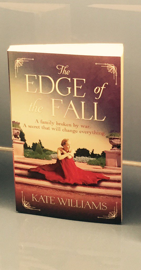 KateWilliamsme's tweet photo. Book giveaway! #EdgeoftheFall hot off the press at @goodreads https://t.co/88LXoD2UEj https://t.co/nln2UzqybK