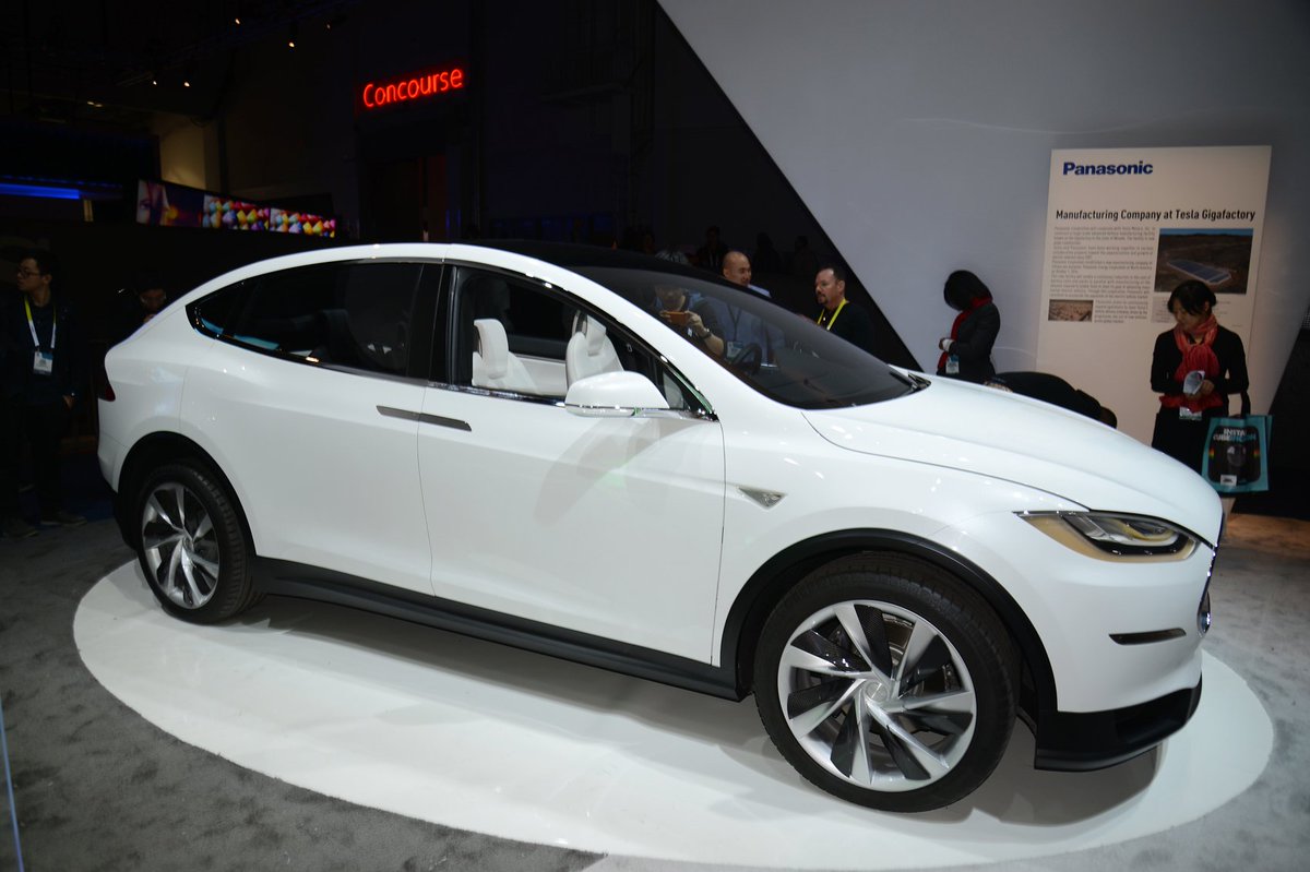 CARmagazine's tweet image. A hands-on walkthrough of Tesla's new Model X: six reasons why it'll shake up the SUV scene
carmagazine.co.uk/car-news/motor…