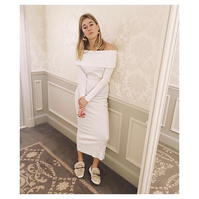 Mango's tweet photo. "Blending in blanc 👀• @Mango #MangoGirls #SoftMinimal @FourSeasons George V https://t.co/Hz7FgoeMBy" via @camtyox https://t.co/qW8S3T7aIA