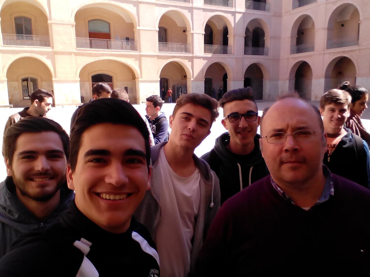 Juananct8's tweet photo. Dando clases en el patio con @juanmemol https://t.co/1UHnc0Yi72