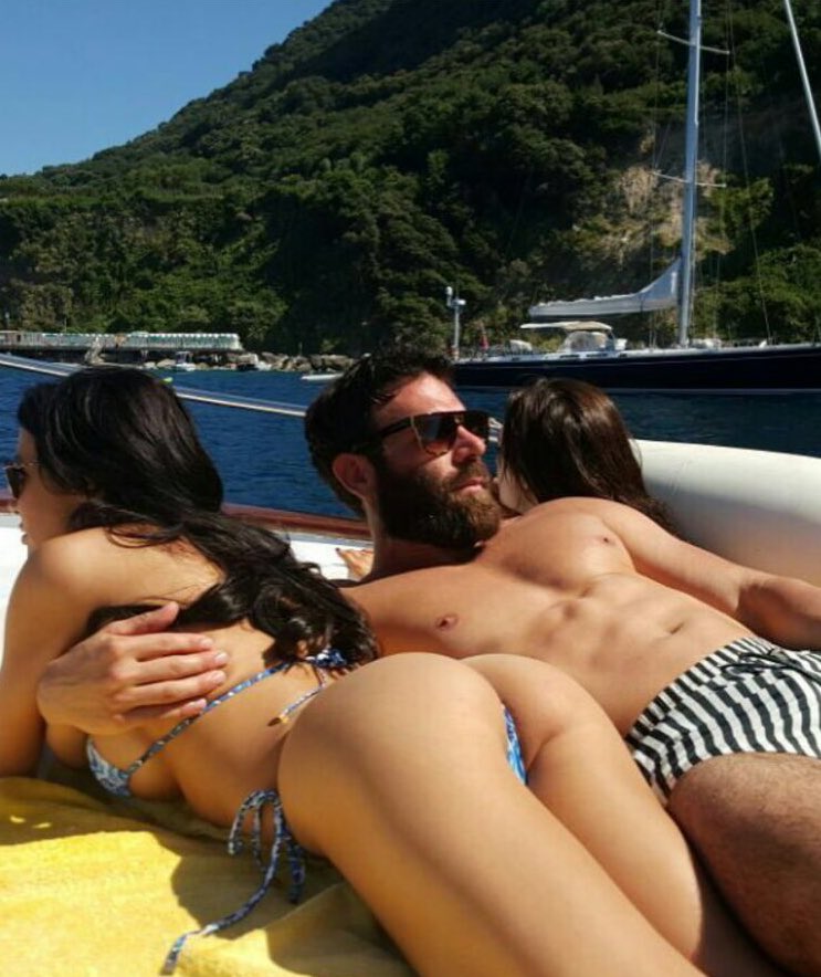 الفحل ماسك زوجتي واختي اه بس