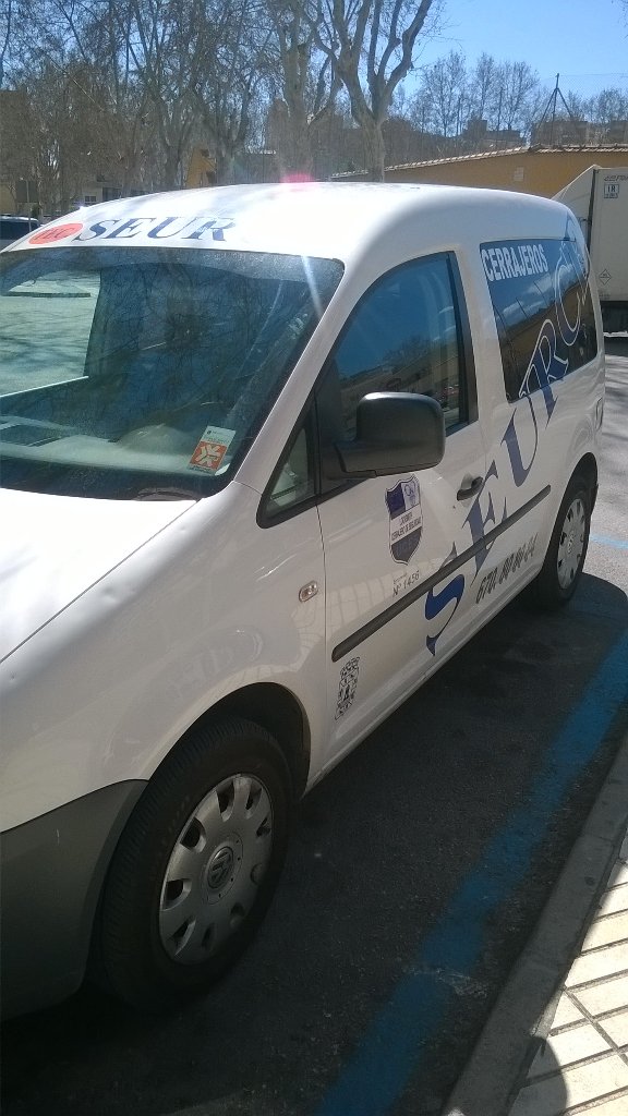 beyca's tweet photo. @pepelopezct @MCdeCartagena porque vehículos de empresas privadas tienen targetas de estacionamiento especial? https://t.co/aHHejQmyhc