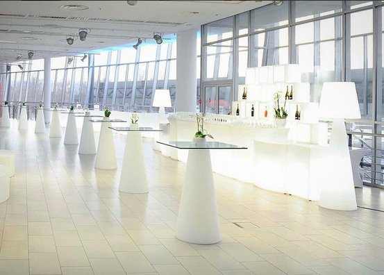 Voor een strakke inrichting: een wit interieur. Kies voor objecten zonder én met verlichting #eventtrends #Slide