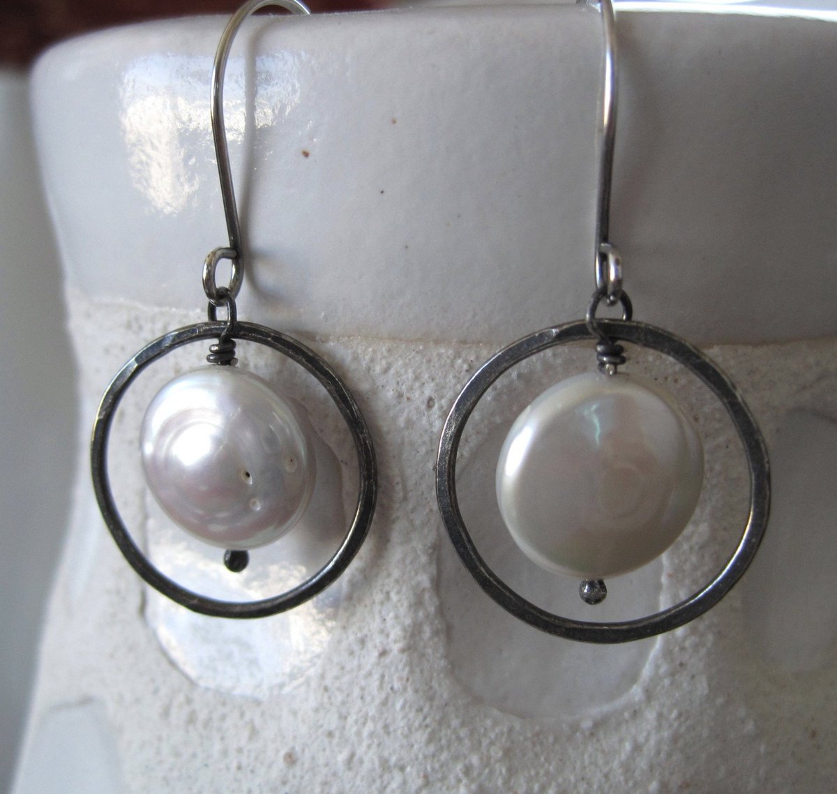 BrookeJewelry's tweet image. White fresh water coin pearl and hammered sterling hoop earrings… etsy.com/listing/494268… #jewelryonetsy #RusticBoho