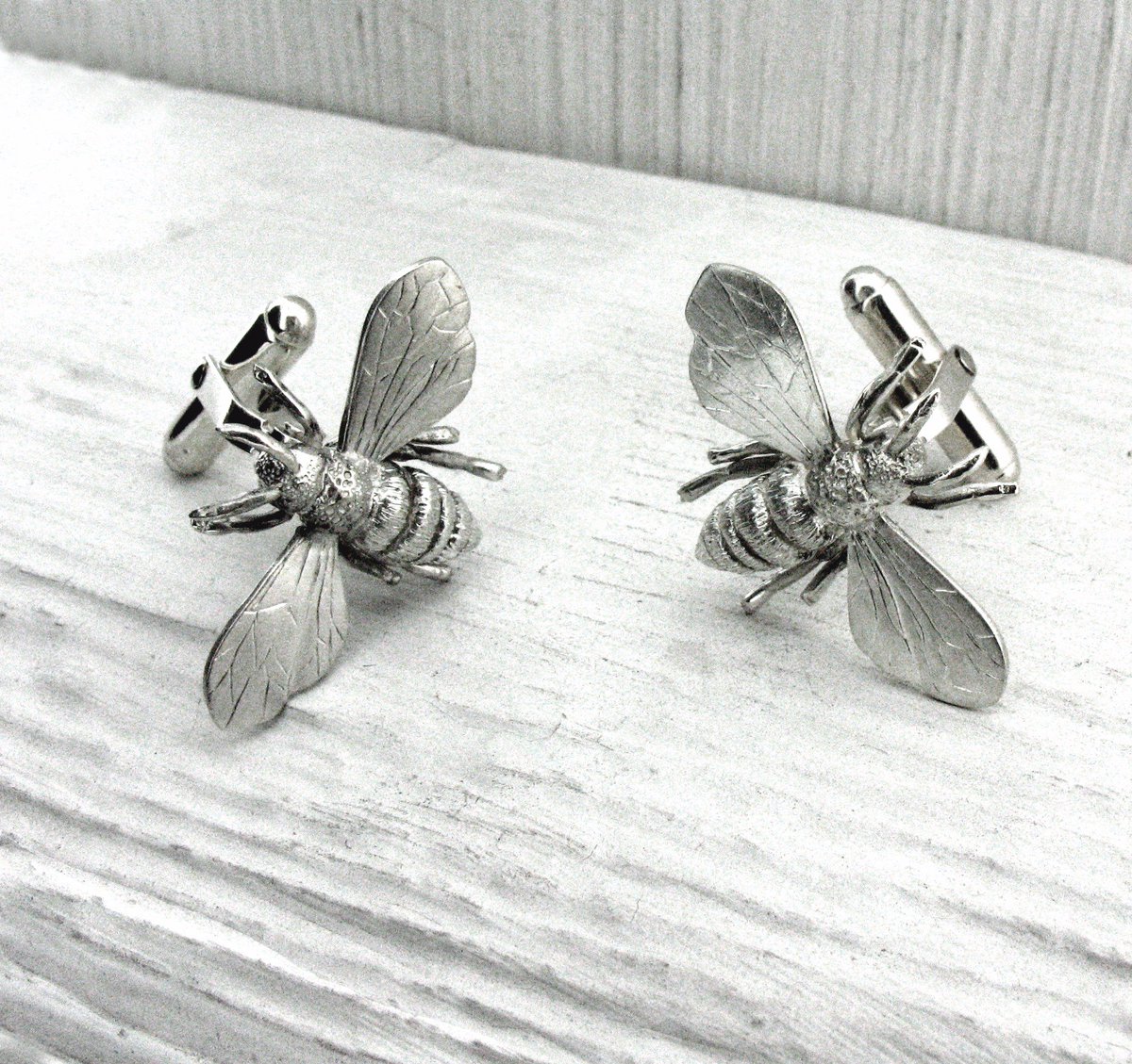 WillBJewellery's tweet photo. Sterling silver honey bee cufflinks https://t.co/jXfo9HCZ3y #jewellery #bespoke https://t.co/SAb7E5XYAw
