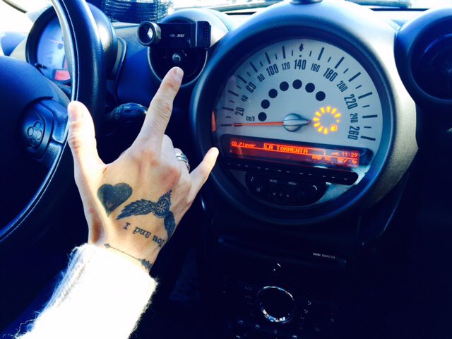 Leiva_Oficial's tweet photo. Voy escuchando el disco nuevo de @Sidecarsrock 
Tengo gran debilidad por ésta bandaza. L https://t.co/swTNidW0OR