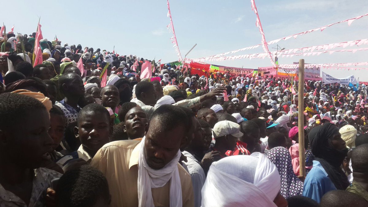 mohamedbazoum's tweet photo. #instantané #Agadez
#Élections #présidentielles second tour
#meeting #ambiance #Tarraya
#votez @issoufou2016 https://t.co/M9JWR1frYj