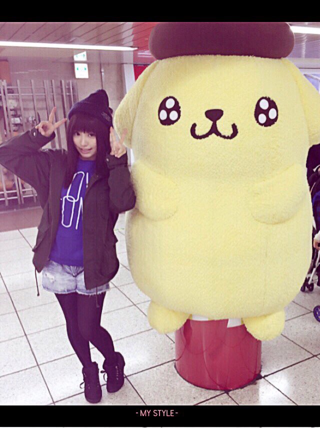 鈴木愛奈 今日のお仕事前っ 新宿にポムポムプリンいっぱいいたの見つけたあああ いっぱいモフモフったあああ あまりに可愛いから思わず抱きついてしまったっ T Co 9okjwxrgol Twitter