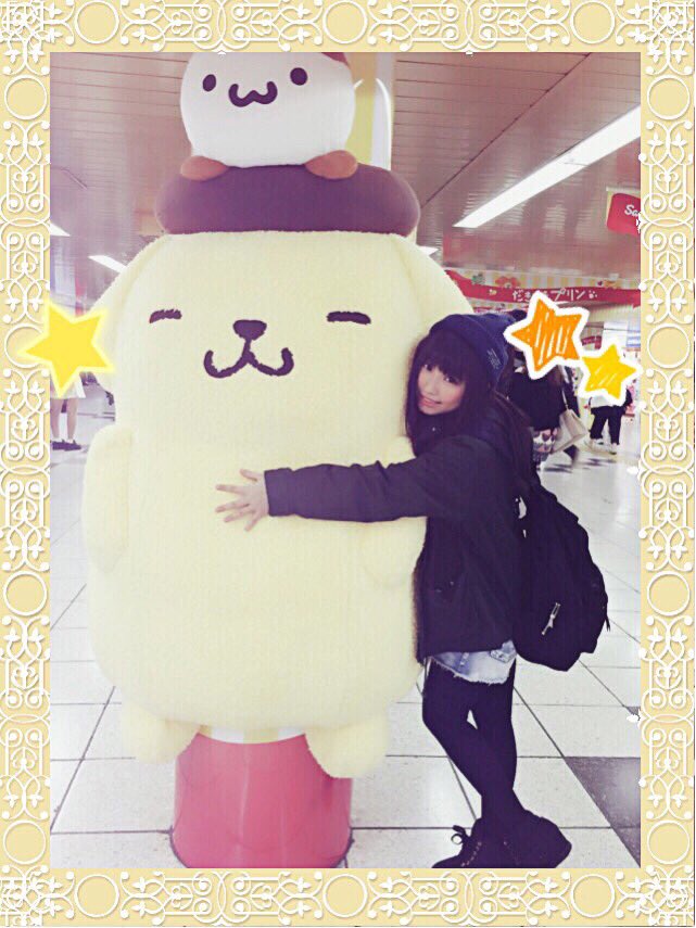 鈴木愛奈 今日のお仕事前っ 新宿にポムポムプリンいっぱいいたの見つけたあああ いっぱいモフモフったあああ あまりに可愛いから思わず抱きついてしまったっ T Co 9okjwxrgol Twitter