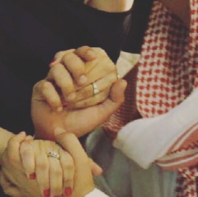 mshal501's tweet image. ودي اجيه من الوله ثم اضمه
حرام فيني شوق مايقدره بوح

ابي يديني ما تفارق ملمه
والضم في شرع المحبين مسموح