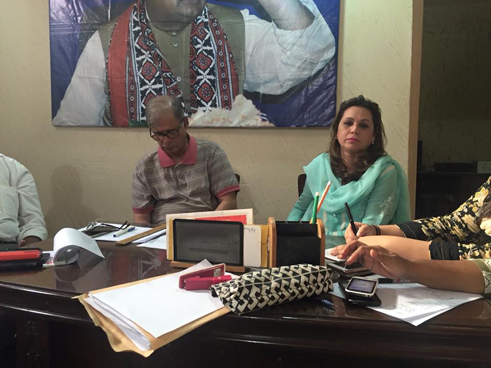 asadaltaf90's tweet photo. MPA @Irumf baji and MPA @SumetaSyed baji attend South Meeting at the Zone 
#LetsCleanKarachi https://t.co/pee67lC71x