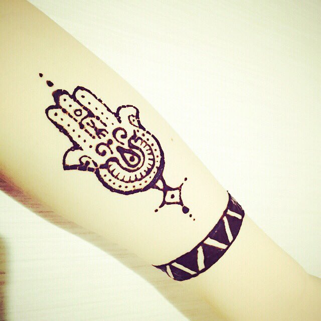 Okaka 腕にヘナタトゥー ハムサとトライバル 久々のヘナ楽しい ヘナタトゥー セルフヘナタトゥー T Co 0tn4lebc36
