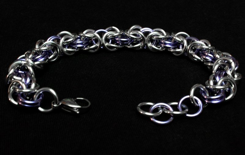 SlibbyFryer's tweet photo. 1 of my #chainmail #Byzantine #Bracelets this 1 is Silver with Lavender running through. Made from Aluminium rings https://t.co/vagpBFxyvi
