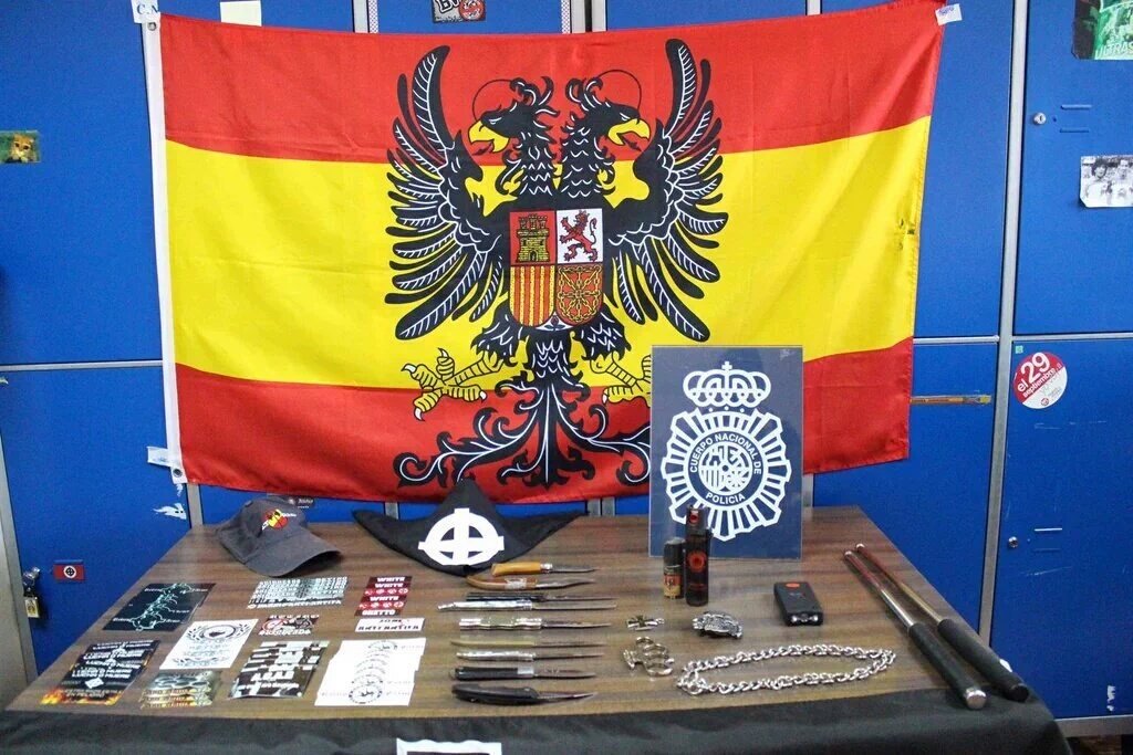 Yo_Soy_Asin's tweet photo. Una cosilla @policia 
Cuando incauteis material nazi, acordaros de quitar vuestras pegatinas nazis de las taquillas https://t.co/RGBewzEMzB