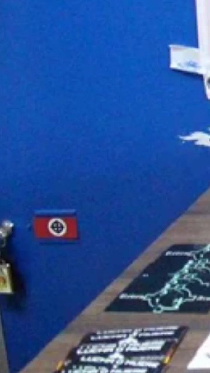 Yo_Soy_Asin's tweet photo. Una cosilla @policia 
Cuando incauteis material nazi, acordaros de quitar vuestras pegatinas nazis de las taquillas https://t.co/RGBewzEMzB
