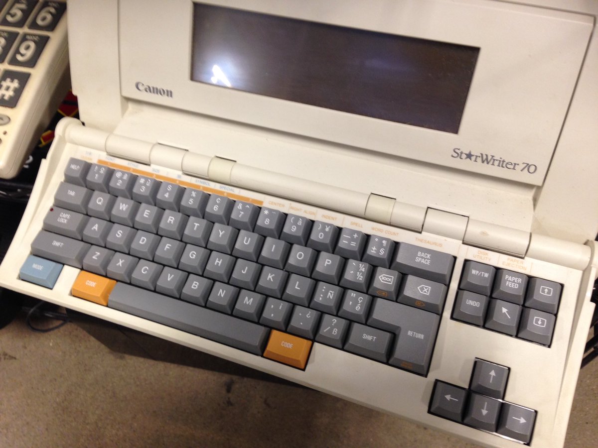 ZineDad's tweet photo. Seen at #Goodwill in #Phoenix #vintageelectronics #wordprocesser https://t.co/PkbJbxoL5S