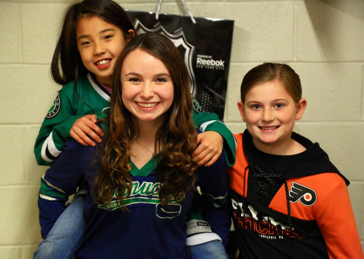 Happy #InternationalWomensDay to all of the talented &amp; passionate female hockey players &amp; fans out there! #IWD2016