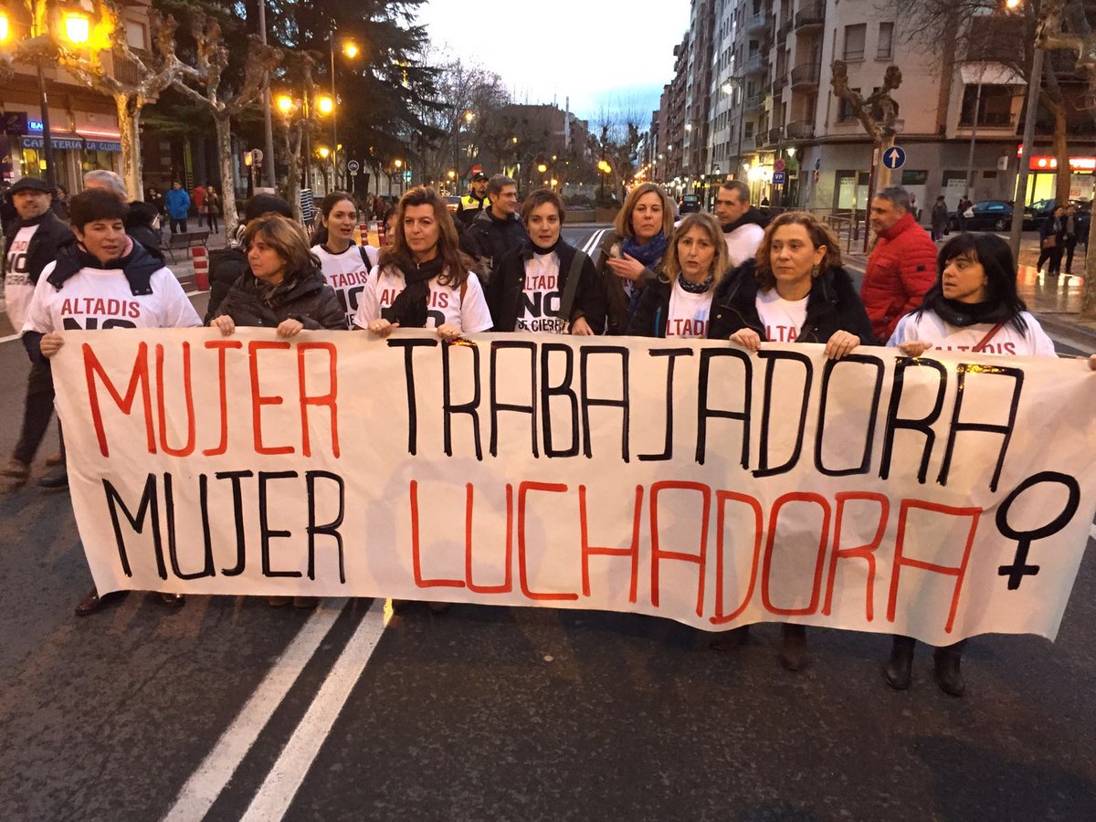 AltadisSeQueda's tweet photo. Las cigarreras de Logroño se unen ahora mismo a #DiaDeLaMujerTrabajadora en la manifestacion. #AltadisNoSeCierra https://t.co/FvRk3c0ONH