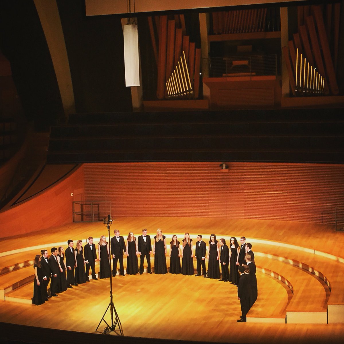 HuskeySam's tweet photo. Blue Valley High School Chamber Choir #SWACDA16 #strongsound https://t.co/MrCyf2XYIl