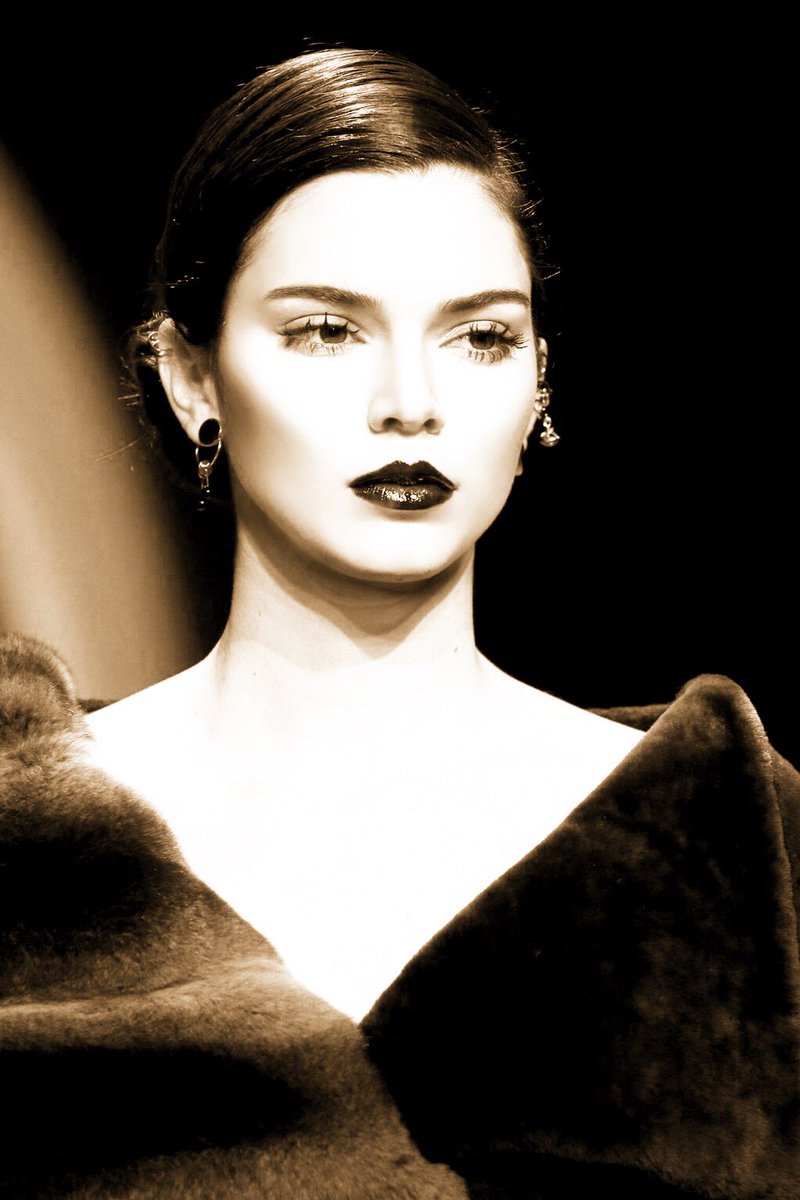 Jlsglobal's tweet photo. Kendall Jenner @KendallJenner https://t.co/4krc0ACjk9