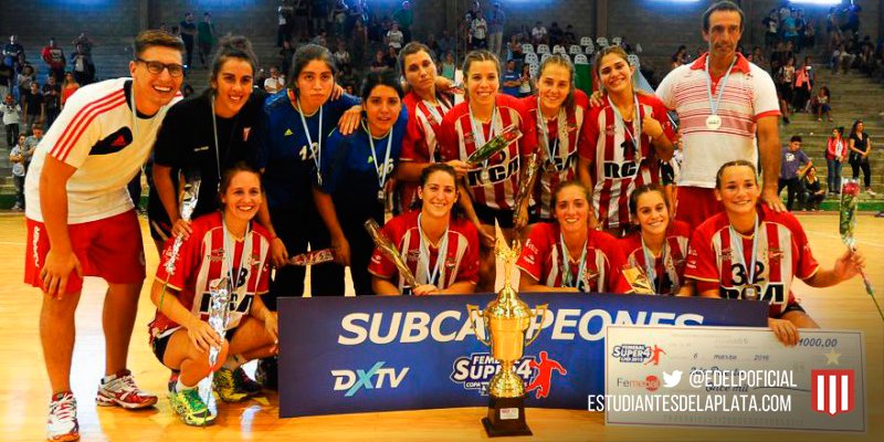 EdelpOficial's tweet photo. #Handball Subcampeonato para las damas en el Torneo Super 4. La nota completa en https://t.co/8w5Umq7pPs https://t.co/o90BLJiV8K