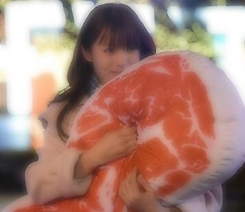 sky_MiIIIiM_hY's tweet photo. 〝〟　　　　　　　　それな  藁  俺も嬉しい 藁藁   あんな向日葵居ったら即チラシ100位貰うわ 藁   か、可愛すぎだな其 ！ 早く帰りたくなっちゃう  😳   この肉枕抱きしめてる 之も 可愛い 💟 https://t.co/I7stCcmc63