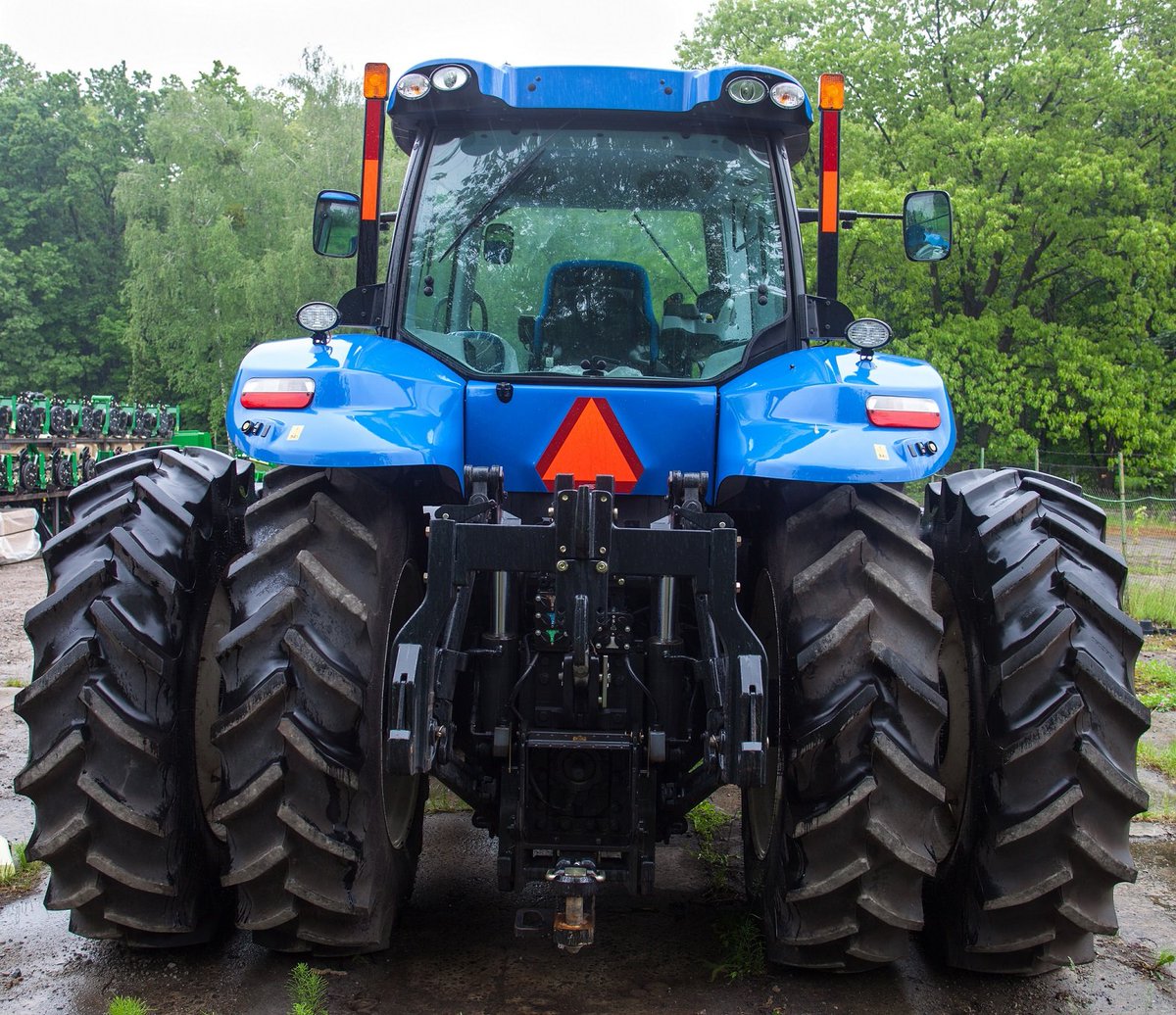 mossysoriginal's tweet photo. When you need to deliver some #MossysYogurt but get stuck behind a tractor... #SuffolkProblems https://t.co/6rUrLtvqzJ
