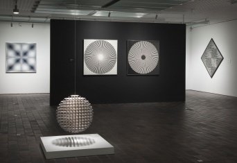 EmporiumArt's tweet photo. A me gli occhi! https://t.co/PJIebkUiAK #EyeAttack #LouisianaMuseum #Humlebaeck #OpticalArt #KineticArt https://t.co/0Zfolem4G4