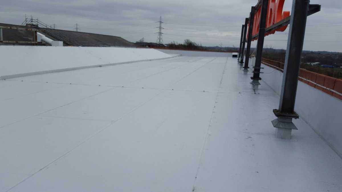 KANDS10's tweet photo. Another 4000 sqm of @SikaTrocal completed including all the lightning protection by our lads https://t.co/WSzv9LQCL4