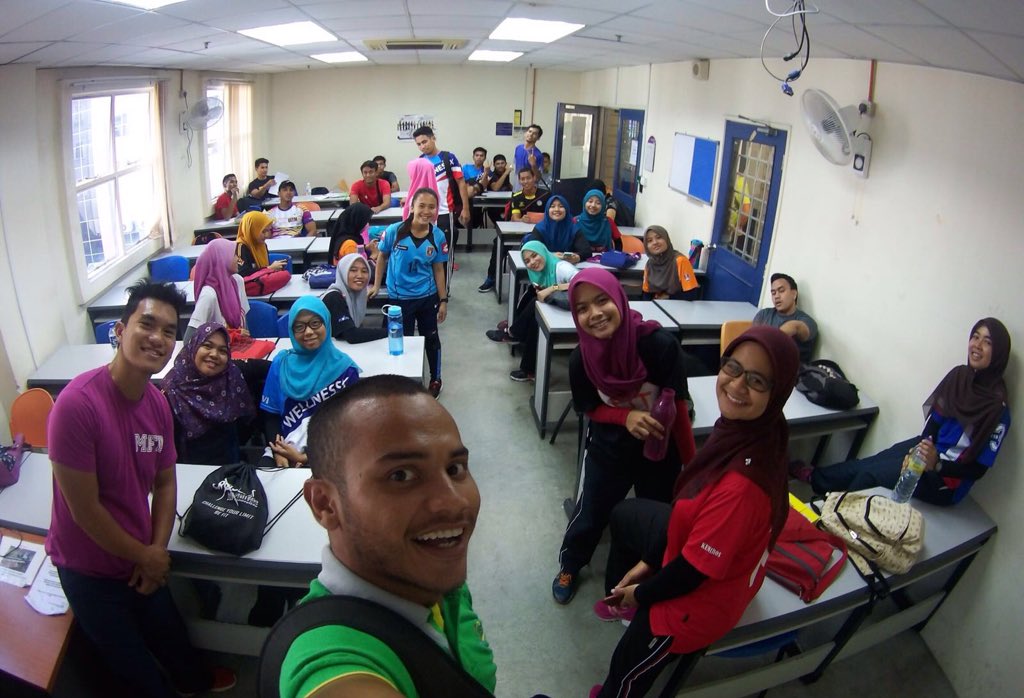 _azizizaini's tweet photo. Walaupun muka aku ada sikit π #SR243 https://t.co/PKtLjLi9Lj