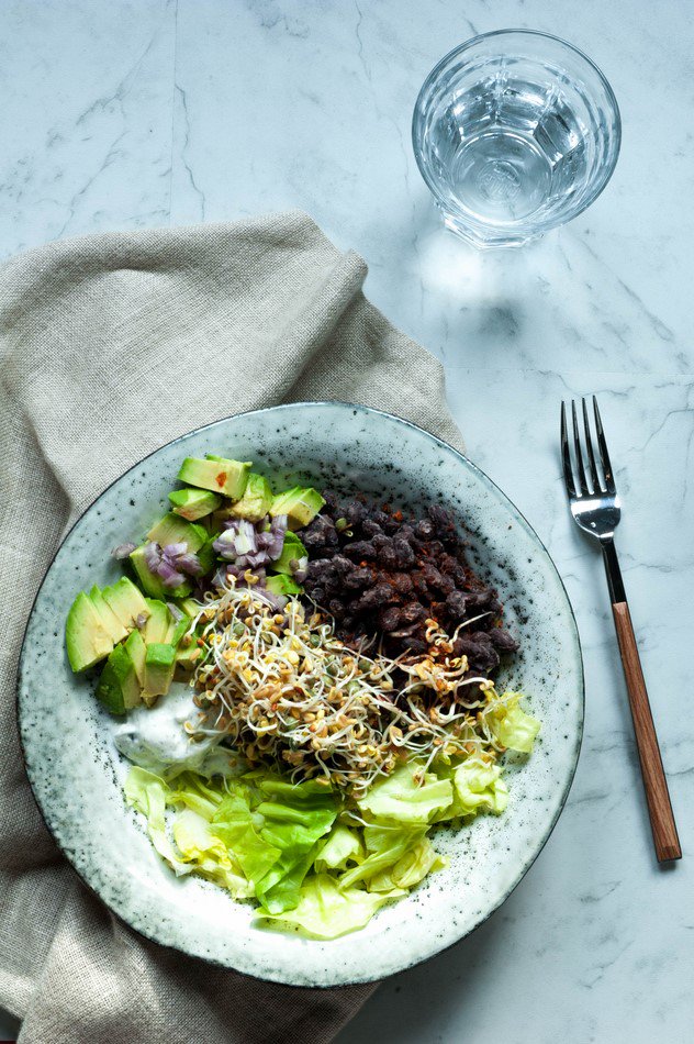 #Salade d’avocat et de haricots noirs aux #grainesgermées #healthy #bio #recette #graines andsowecook.com/salade-davocat…