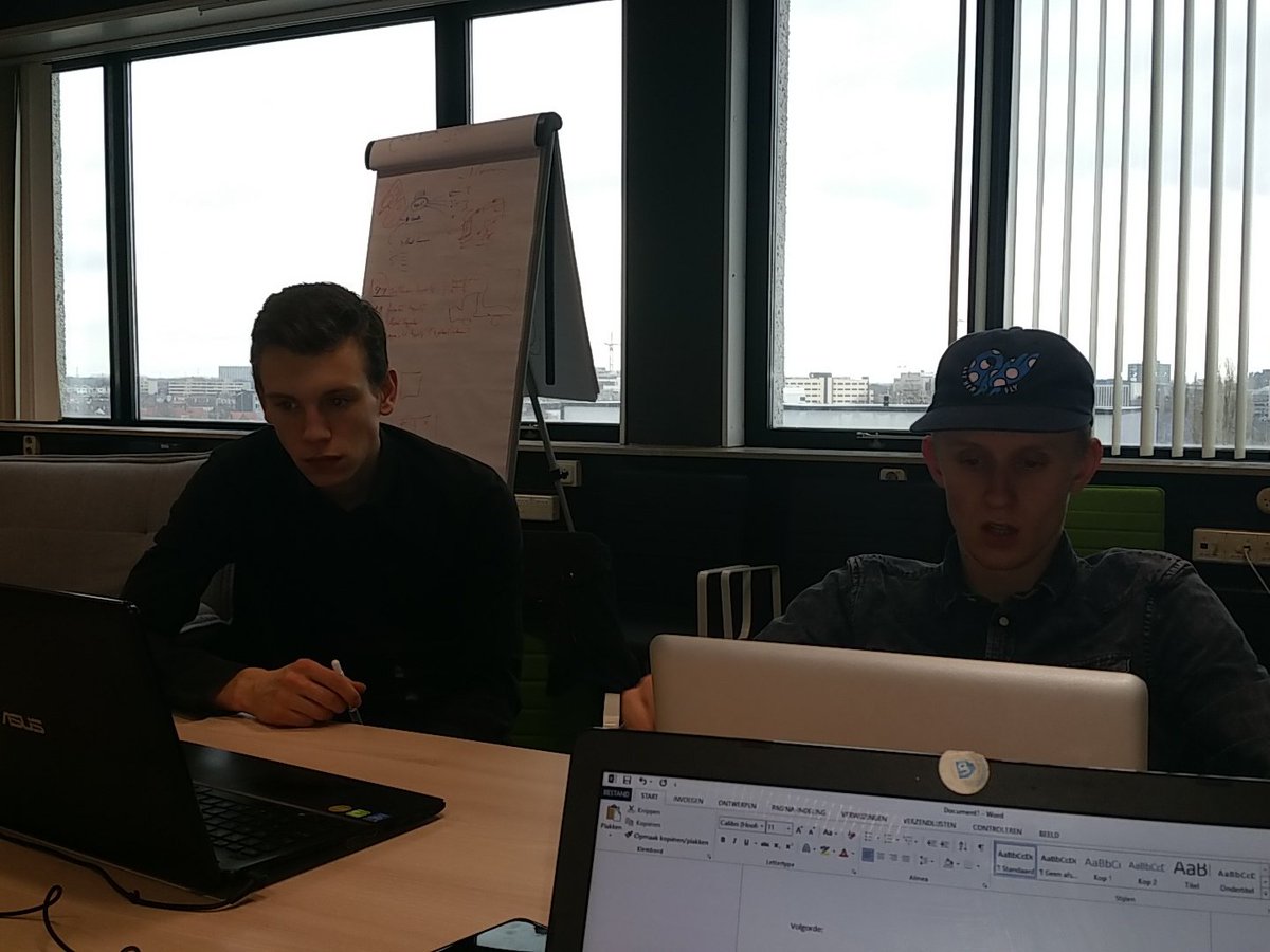 Joep en Nick zijn druk bezig voor de pitch. Morgen naar het ANP. Veel zin in!