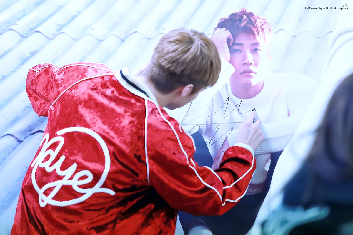 cappu_19921031's tweet photo. 151101 부산 팬싸 #엔플라잉 #NFlying_Lonely #Lonely #이승협 #승협 #제이던 #승짱구 손까지도 ..이뻐..역시 우리 리더님 ㅋㅋㅋ,,.. @NFlyingofficial https://t.co/4hlYc2NDdE