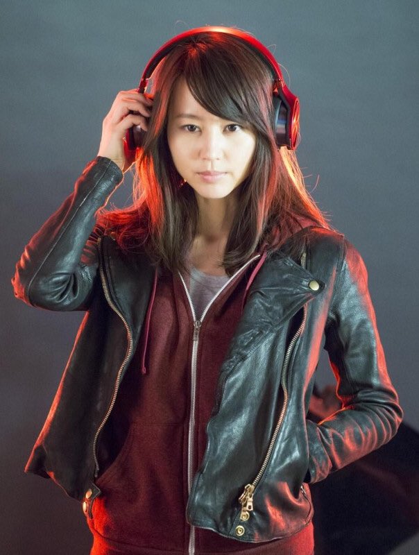 カク これ見るたび思う事なんだけど アクセサリーとしてのヘッドホンは何か独特感がある ただのおしゃれって感じじゃなくて ヘッドホンをつけてるだけでどんなキャラなのか分かる気がするというか T Co Deklazn31s Twitter