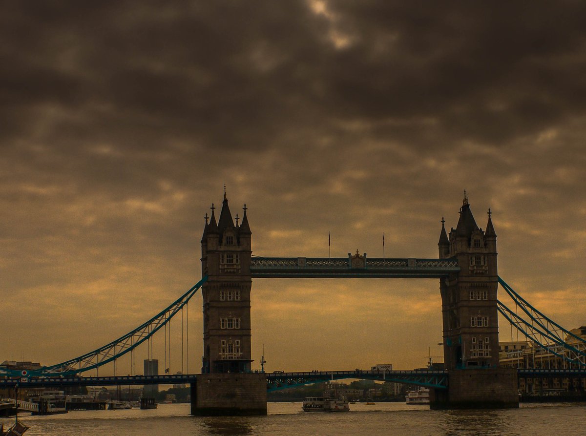 15ThGlimpse's tweet photo. London is always a good idea! #London #UnitedKingdom #UK #Light #big #city #travel #LondonBridge #rainyday #sunnyday https://t.co/FcNLi9UiVj