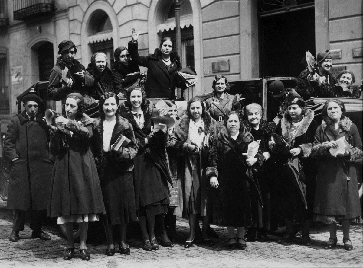 JotDownSpain's tweet photo. Sufragistas en la calle de Alcalá, 1932 (foto de Alfonso Sánchez Portela) https://t.co/qFOIjwQSTG