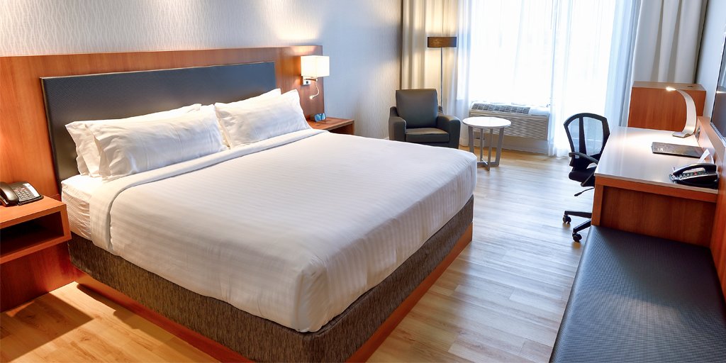 Holiday Inn Express On Twitter Comfortable Pillows Delicious