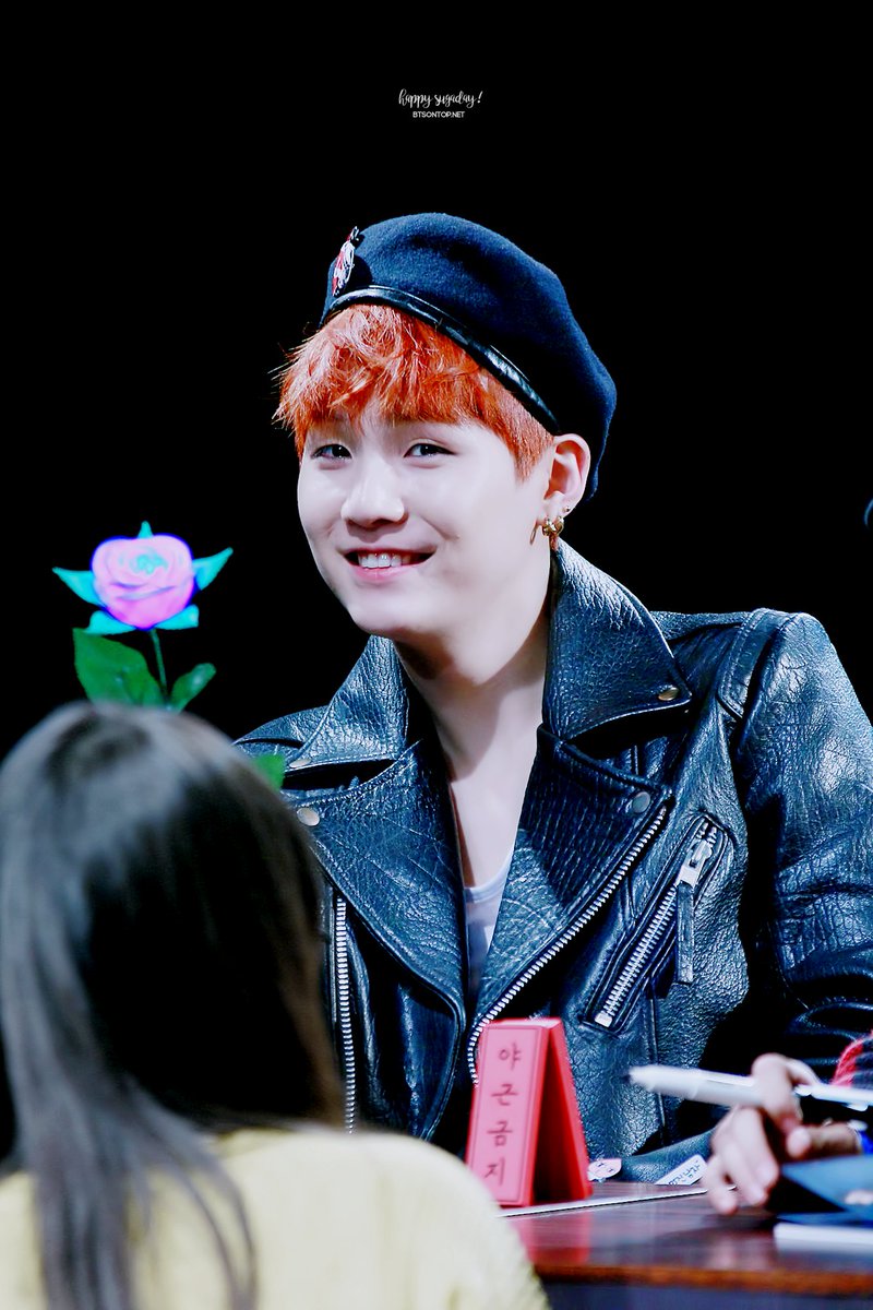 BTS_LOVEONTOP's tweet photo. 160309 #SUGA #슈가 #HAPPYSUGADAY #민윤기생일ㅊㅋ 슈가형 오늘 더 행복하세요💗 @BTS_twt https://t.co/b0EVW5VgMy
