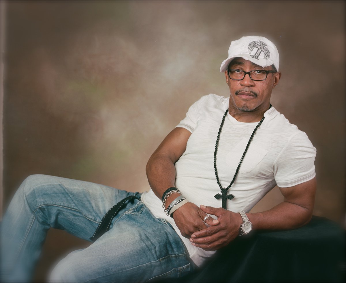 mikeewright's tweet photo. @espn @DwightHoward @dekker Ain't nothing wrong with a Senior Picture Every Now and then. Here's mine. #55Plus https://t.co/KKDYKWa1TG