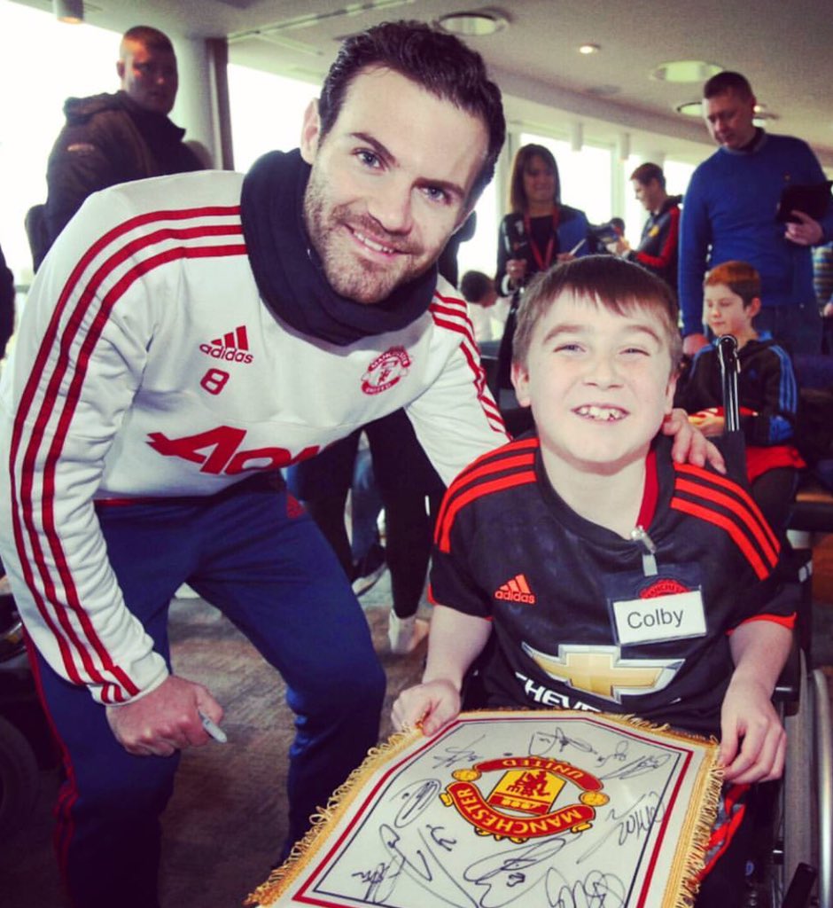 juanmata8's tweet photo. .@MU_Foundation's #MUDreamDay. Special moments with these brave kids and their families! #mufc https://t.co/uCrDDkjj8f