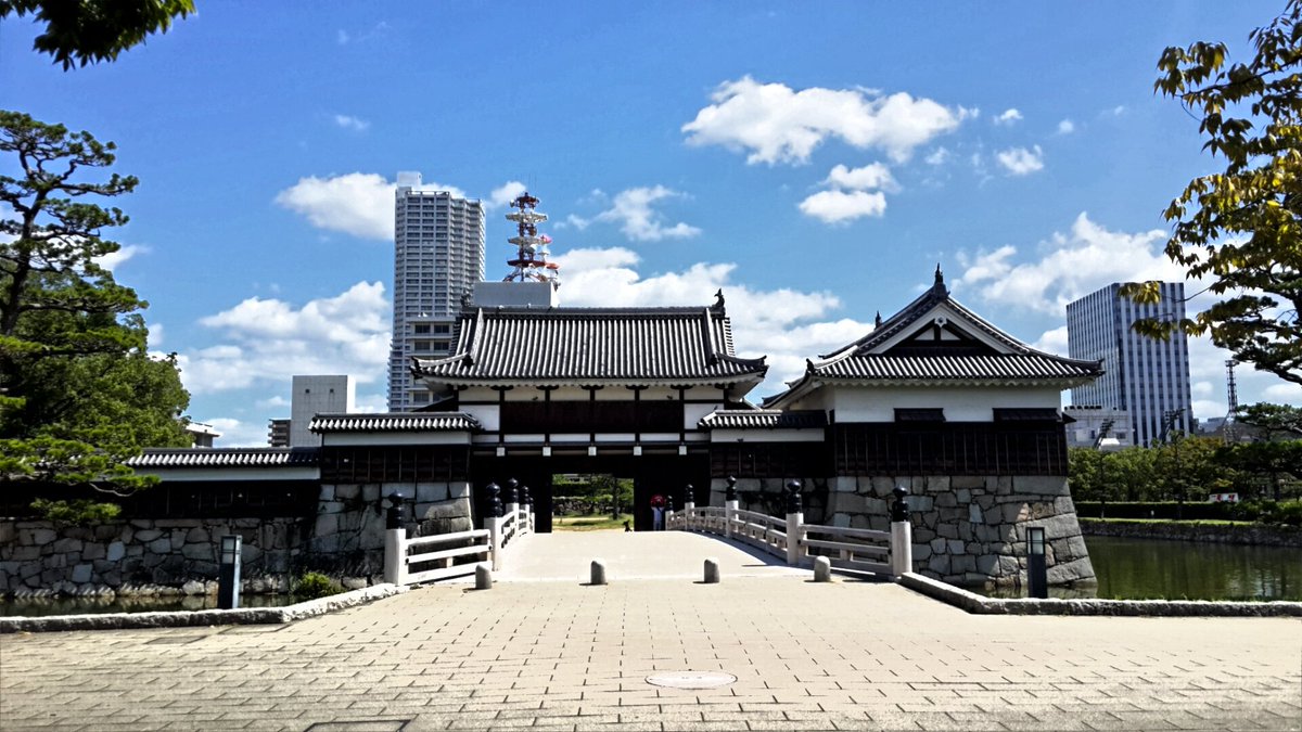 RoadyMag's tweet photo. Where New Age meets #traditions. #Japan  #hiroshima @hiroshimacastle https://t.co/aS2NEKUJAa