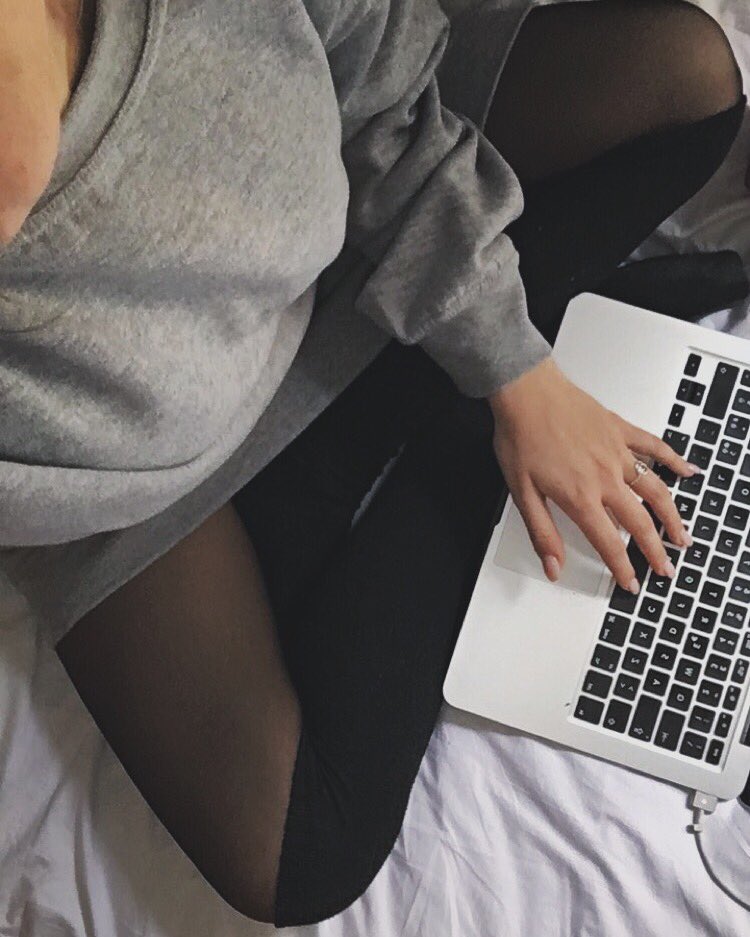sofia_viscardi's tweet photo. 💻📝❤️ https://t.co/ZtHhwxDUDA