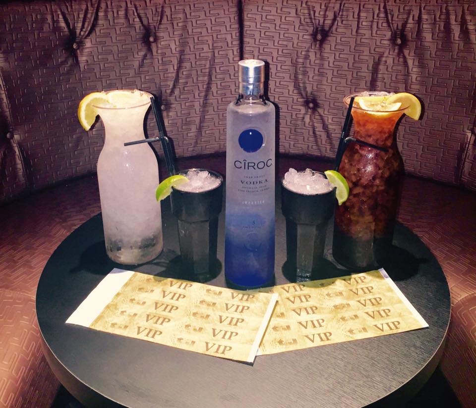 Sam_Tru_VIP's tweet image. VIP Booths for this weekend selling very fast!! Ciroc Vodka £55!! 01276 676565 now to book! #Tru #Camberley #VIP