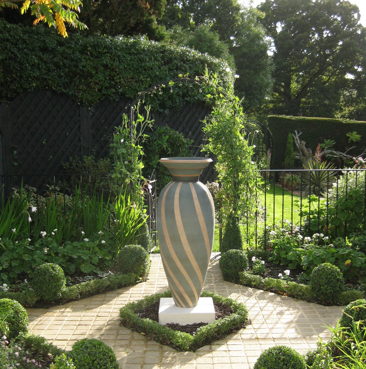 PhilipSimmonds2's tweet image. 'Festival Sway' 1.2m tall. Available to commission #landscapechat #sculpture