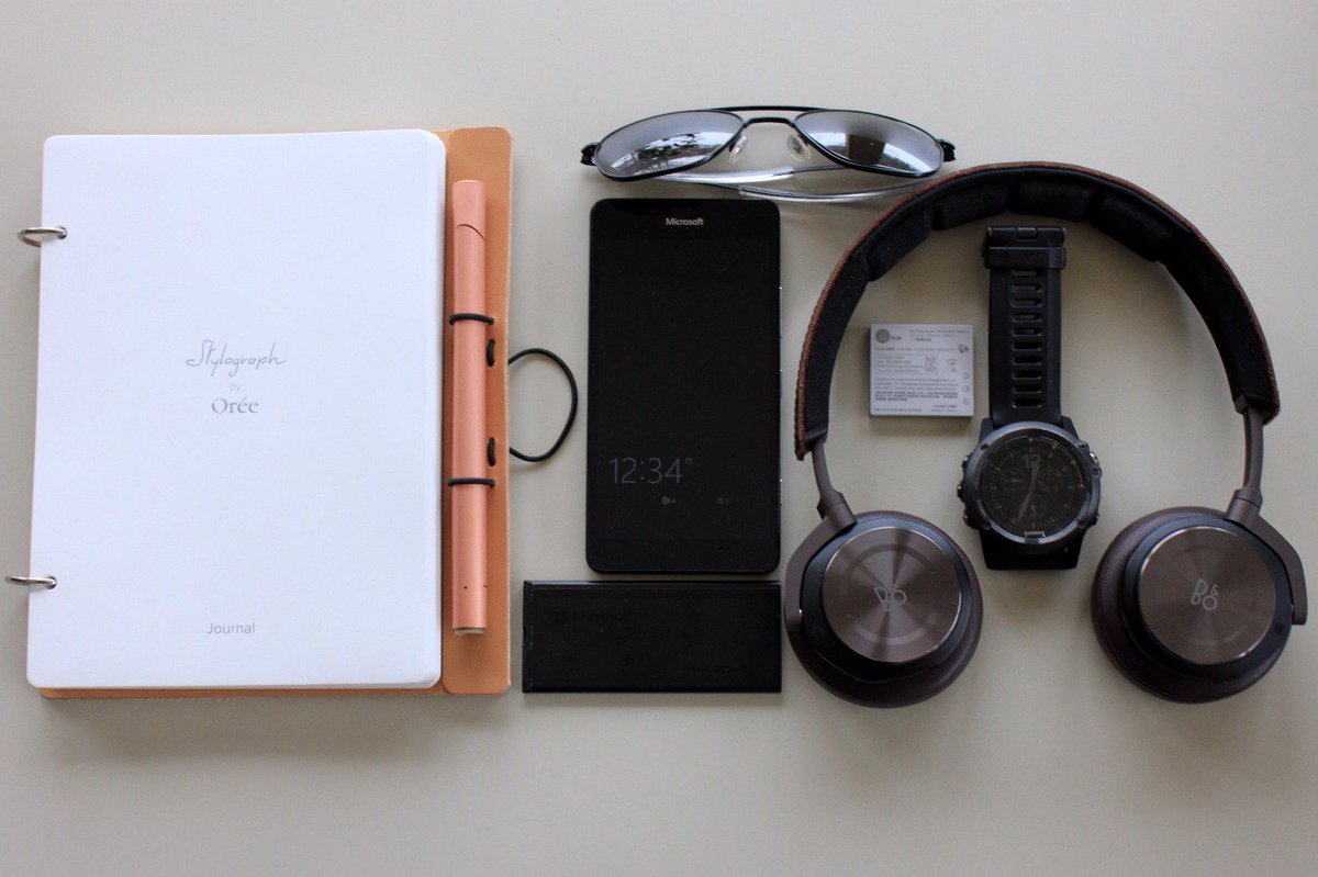 everydaycarry's tweet photo. As a CEO, Alexander gets through a day of meetings with a high-tech #EDC pen/notebook combo https://t.co/2IjDaZNlIp https://t.co/SrZxJmLJz0